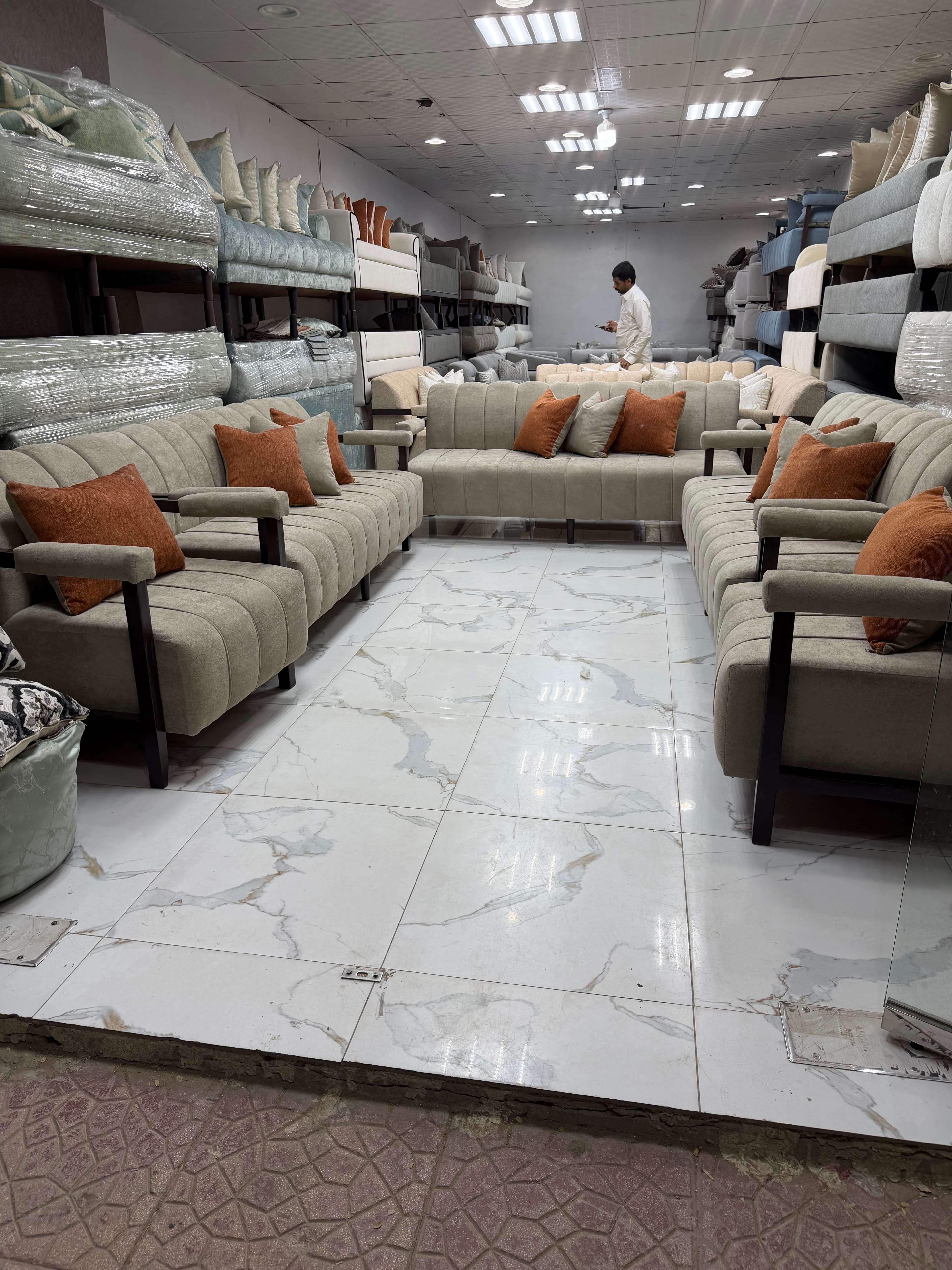 الرياض يتوفر شحن جميع أنحاء المملكه