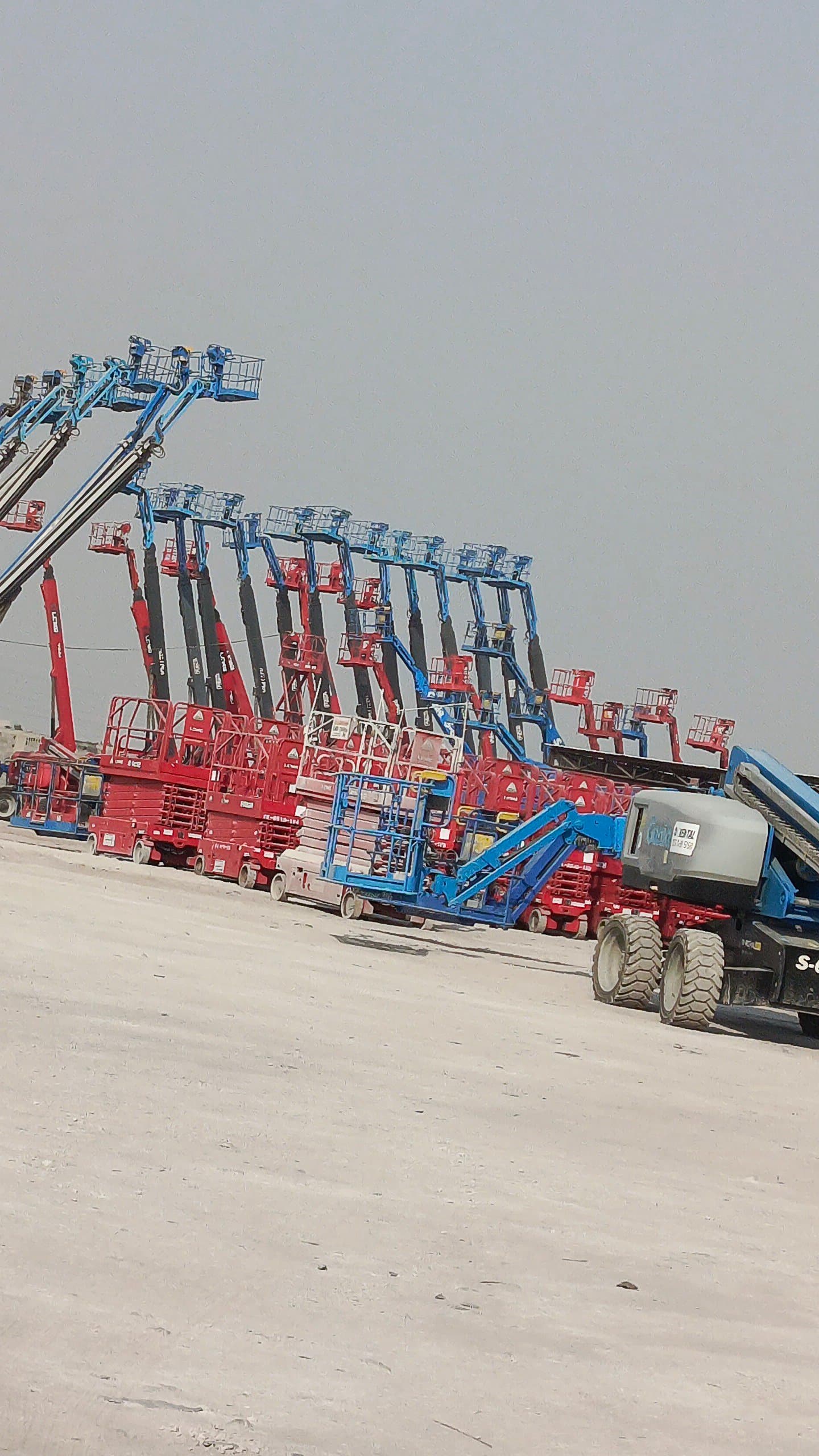 رافعه مقصيه 12متر Scissors lifts for rental in Dammam
